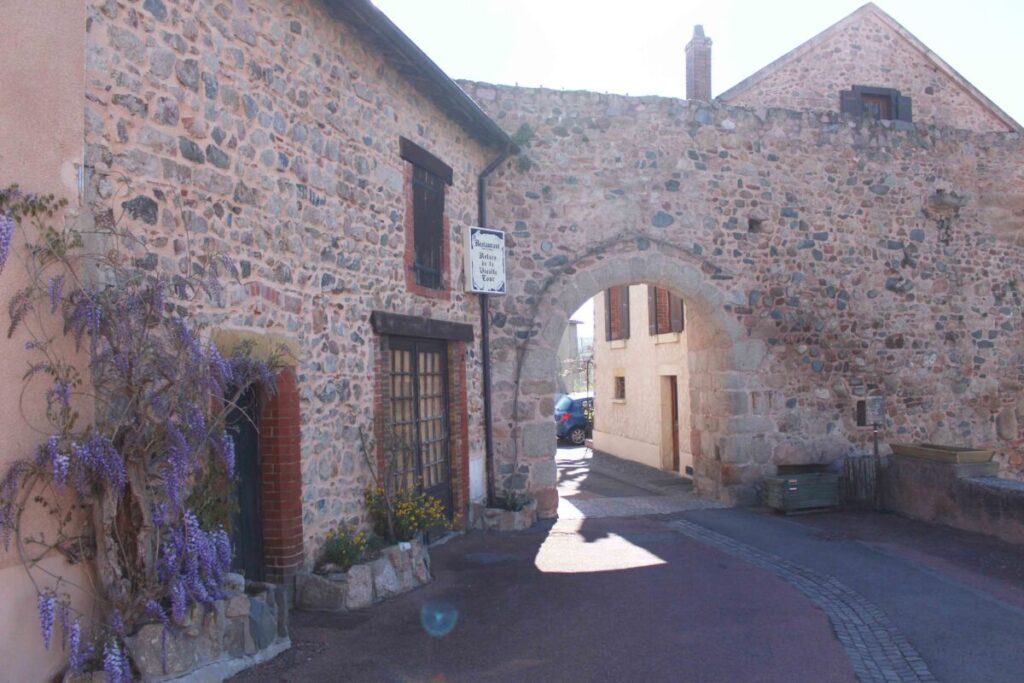 village médiéval de Saint-Jean-Saint-Maurice-sur-Loire.