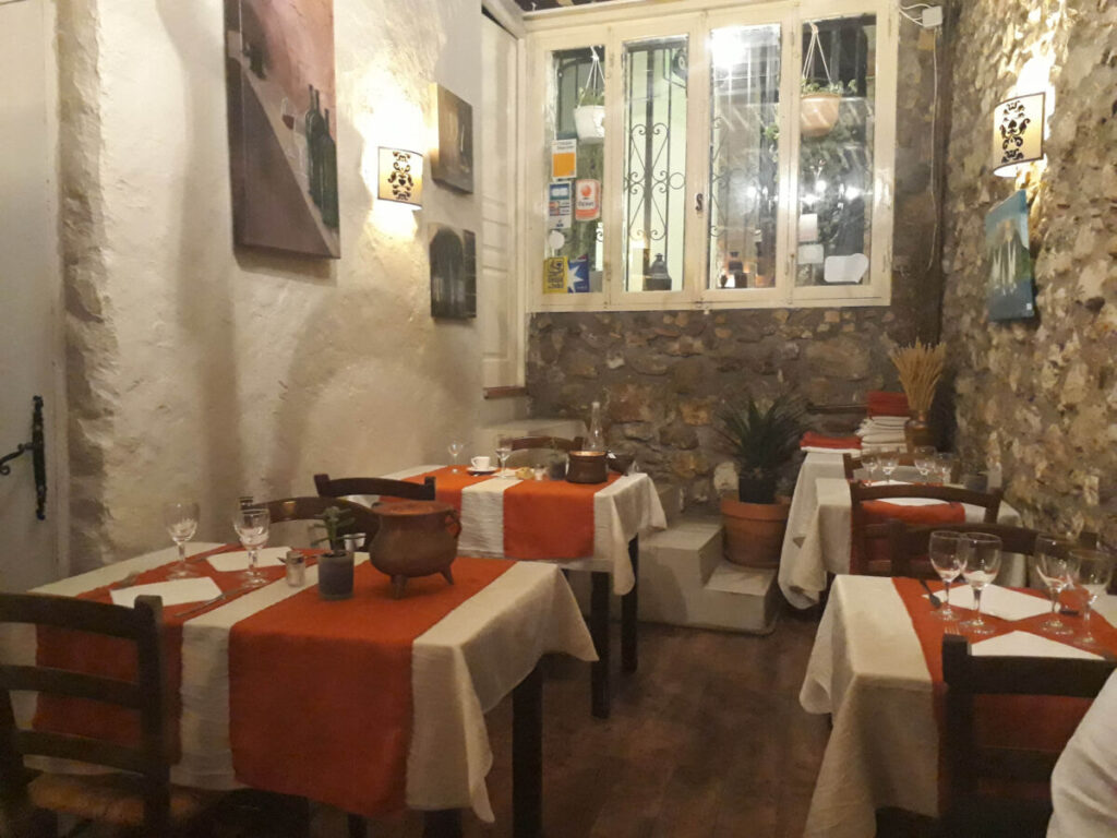 Salle du restaurant le Chaudron dans la vieille ville d'Antibes.