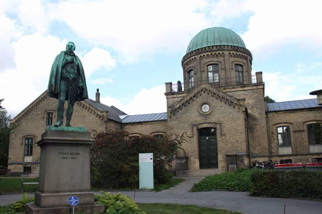 Observatoire et statue de Tycho Brahe à Copenhague.
