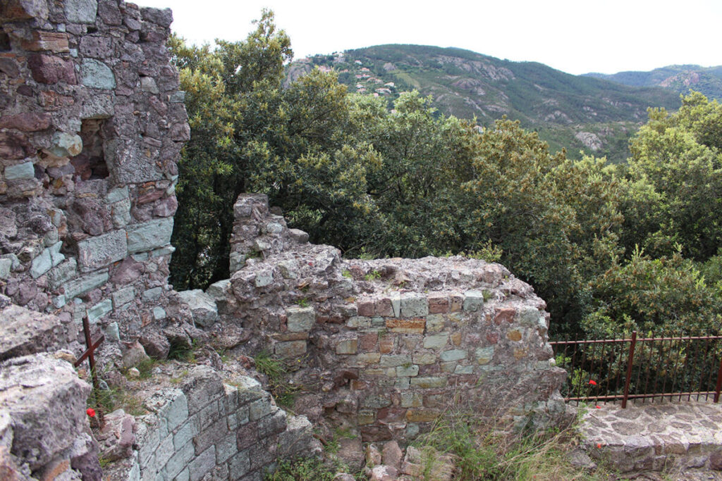 Chapelle en ruine du San Peyre à Mandelieu La Napoule.