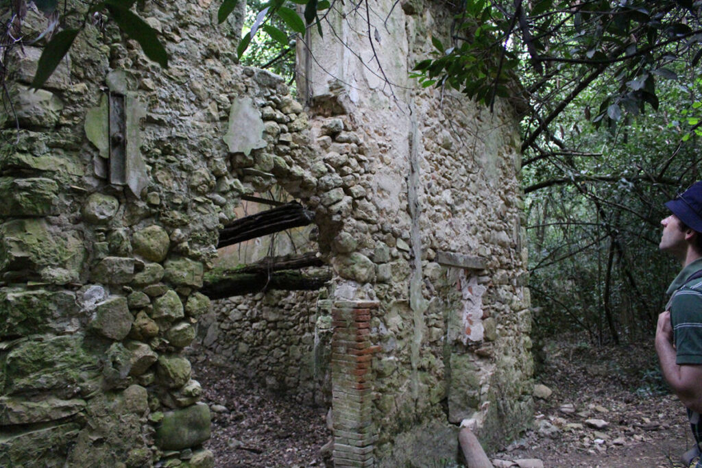 Ruine dans les Gorges de la Siagne.