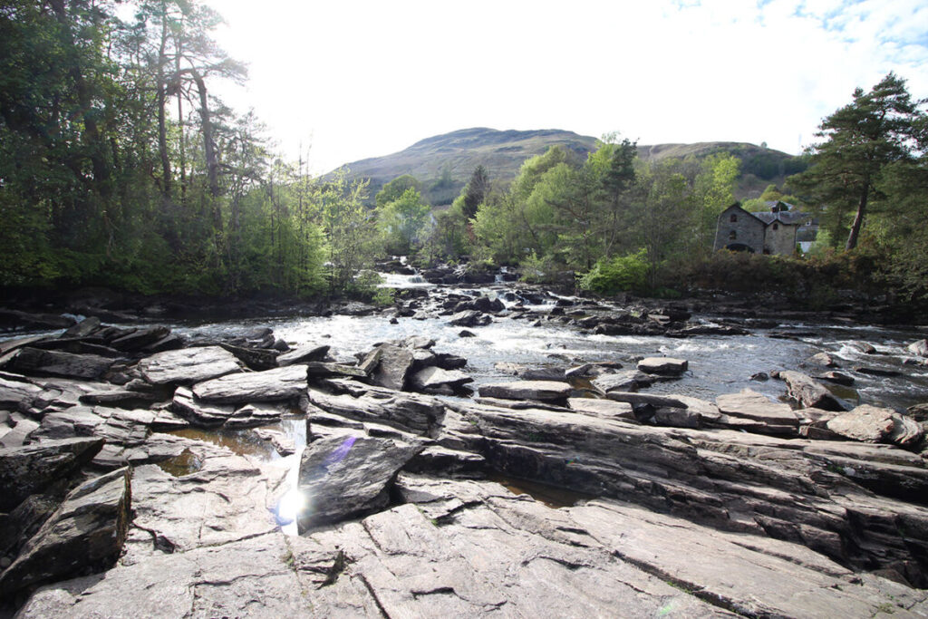 Chutes d'eau de Killin, appelées Falls of Dochart, en Écosse.
