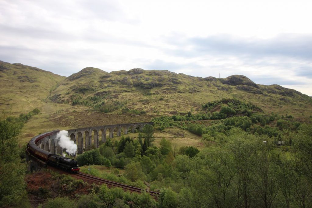 Train à vapeur sur le viaduc de Glenfinnan, en Écosse.