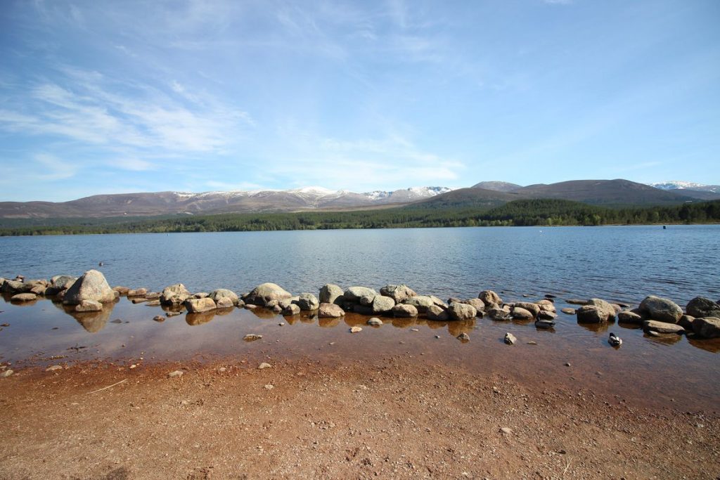 Loch Morlich en Écosse.
