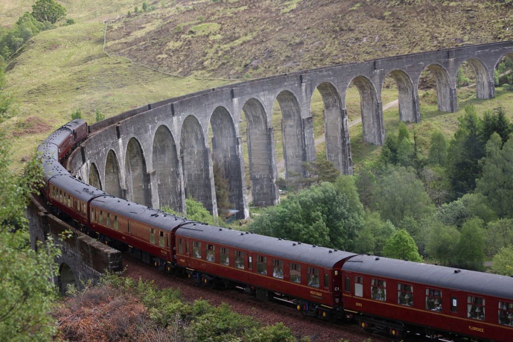 Wagons du train jacobite sur le viaduc de Glenfinnan, en Écosse.