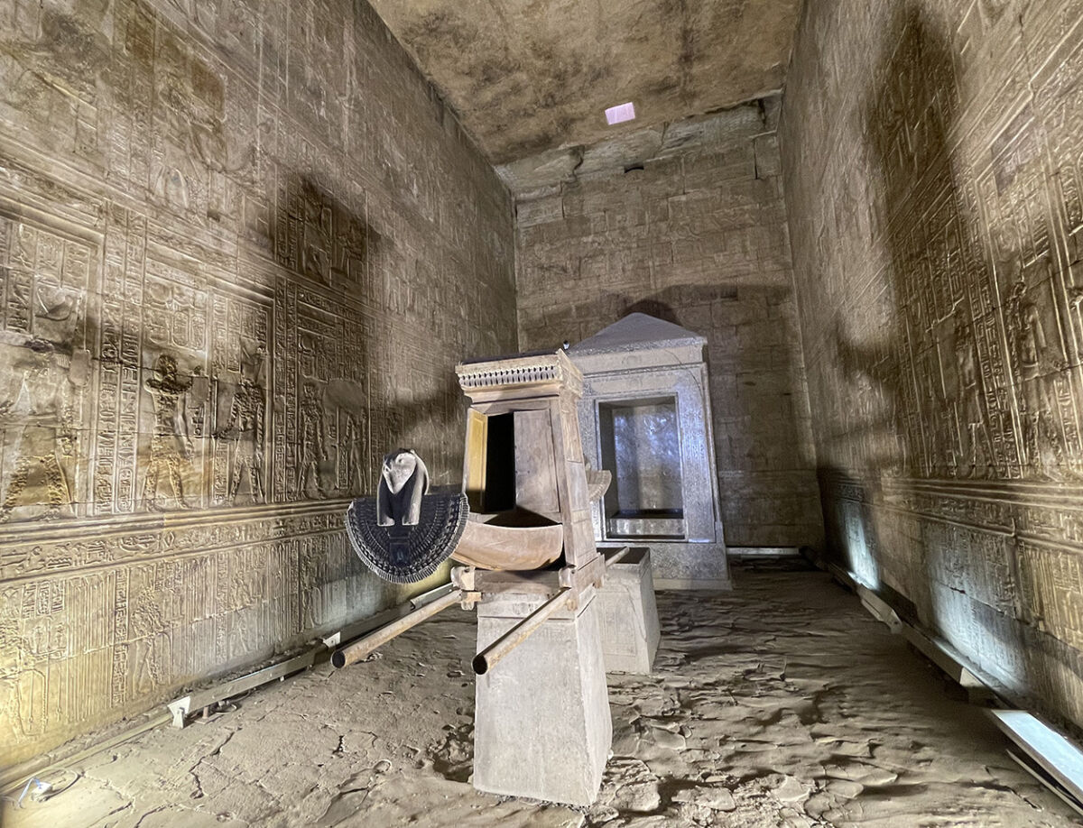 Barque solaire dans le temple d'Edfou en Égypte.