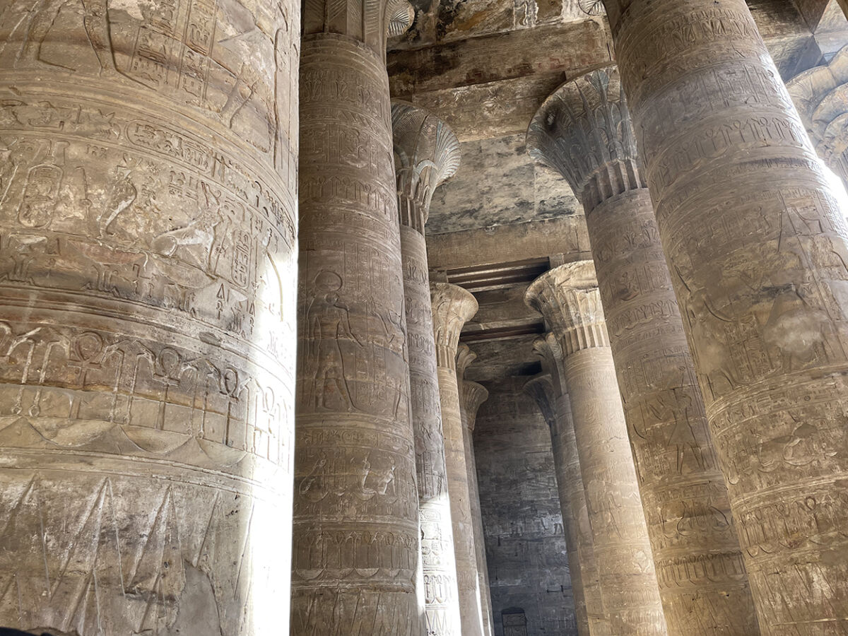 Colonnes dans le temple d'Edfou en Égypte.