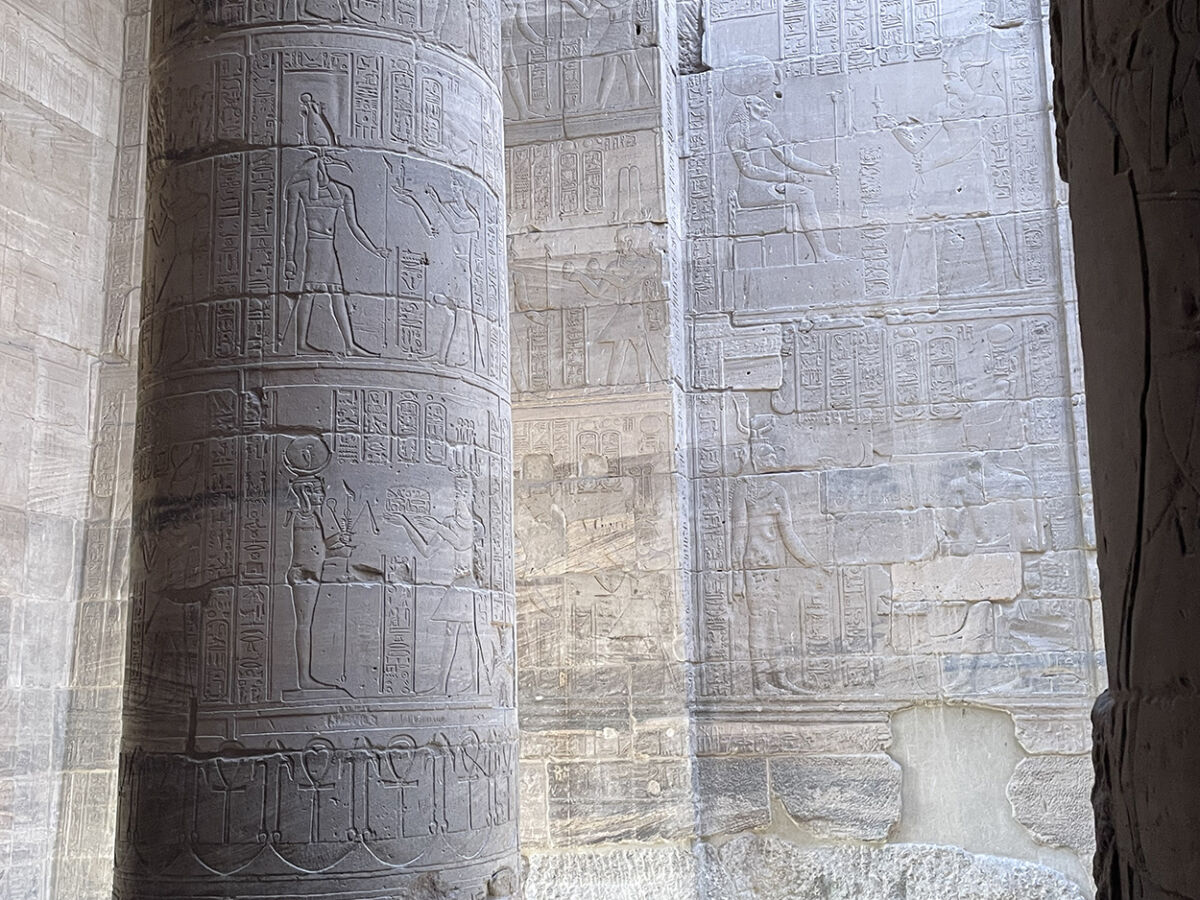Fresque du temple de Philae en Égypte.