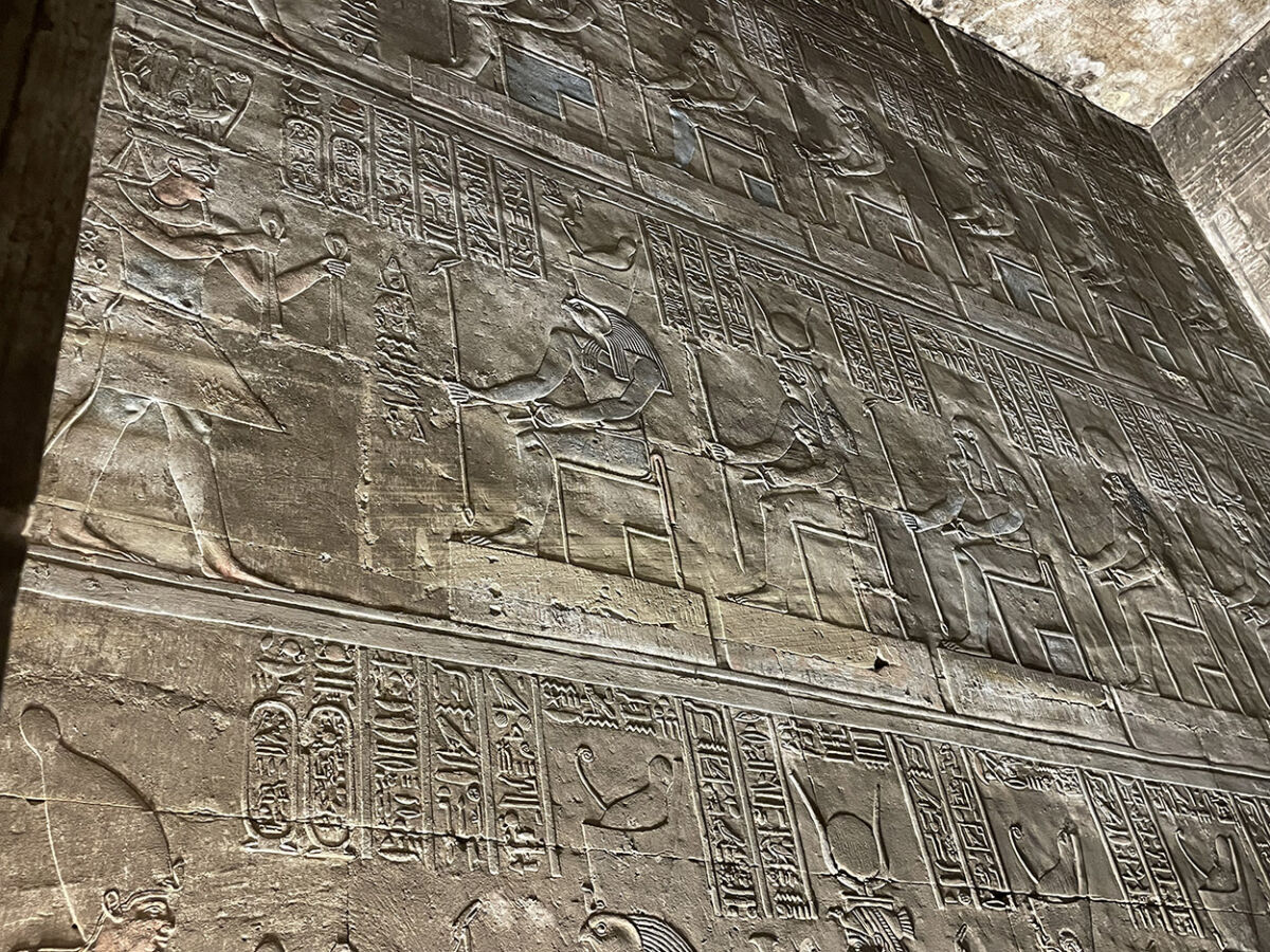 Fresque dans le temple d'Edfou en Égypte.