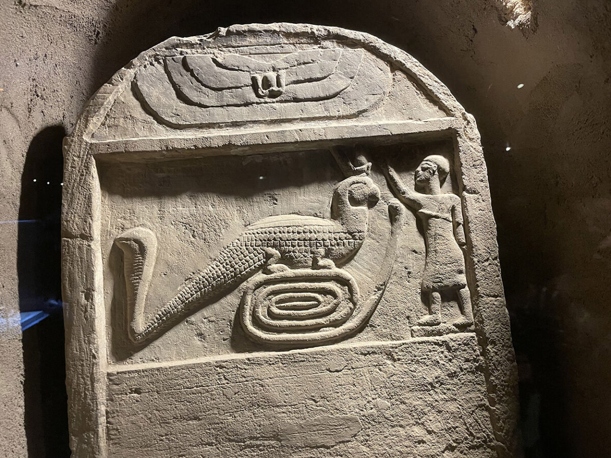 Stèle représentant le dieu Sobek à Kom Ombo.