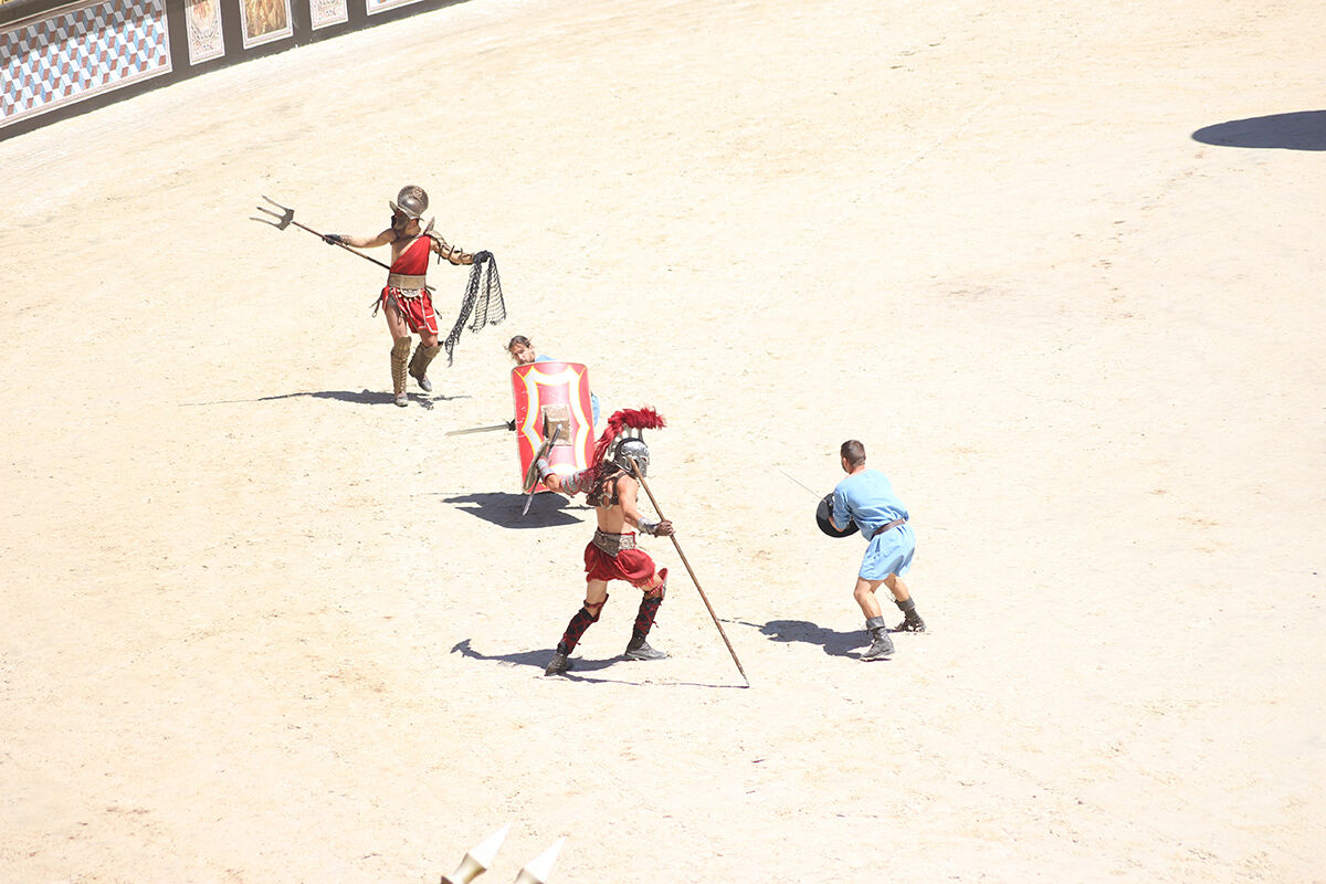 Combat de Gladiateurs comme à Rome dans le spectacle signe du triomphe au Puy du Fou.