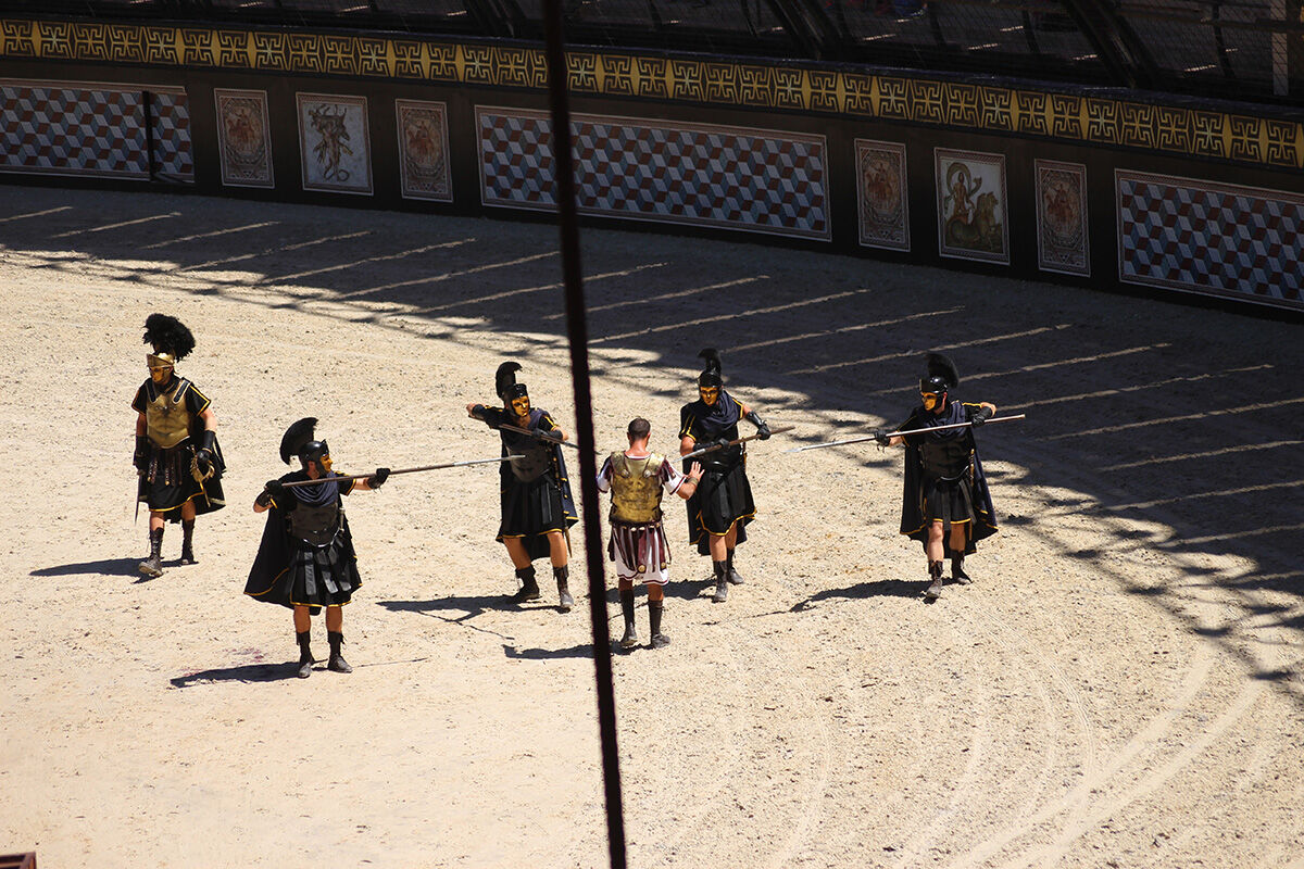 Gladiateurs romains dans le spectacle signe du triomphe au Puy du Fou.
