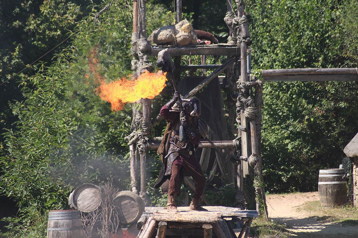 Viking en feu dans le spectacle du Puy du Fou.