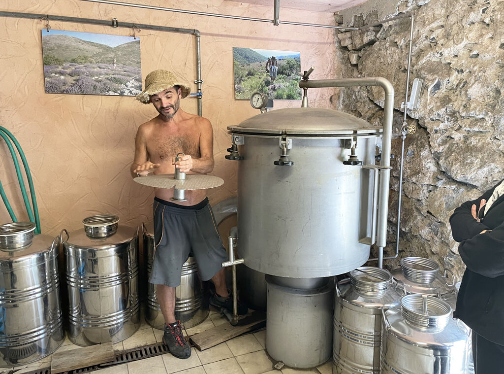 Christophe Cottereau nous initiant sur la distillation d'huile essentielle aux Senteurs du Claut.